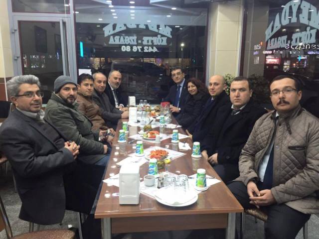 Başkan ekibiyle yemekte