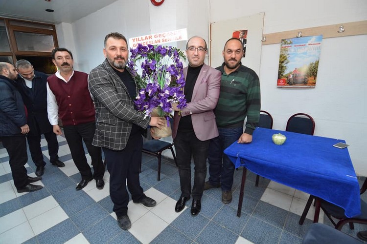 Başkan Mustafa Çöl ‘Ün Yollarına Çiçek Döküyorlar