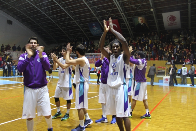Basketbol’da Belediye Marcus Hall ile kazandı 86-81
