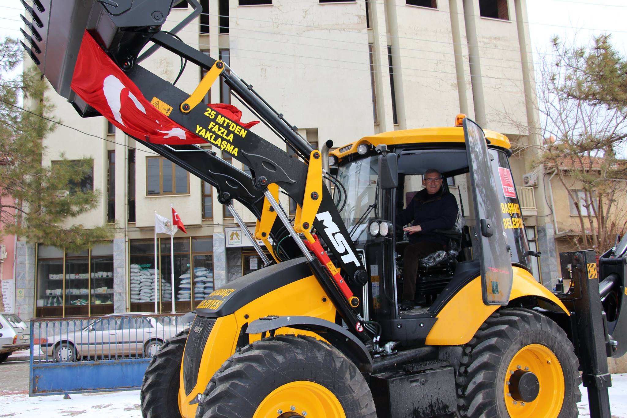Başmakçı Belediyesi’ne kepçe hibe edildi.