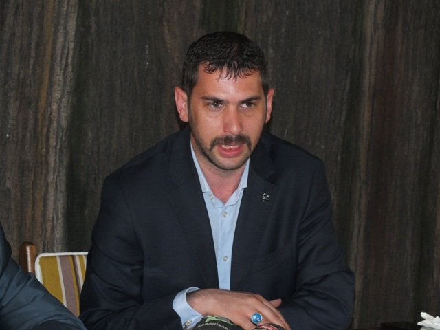 ‘Bayrak şiiri kitaplara yeniden konulmalıdır’