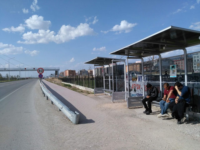 Belediye, bariyerle ayrılmış bisiklet yolu üzerine durak koydu