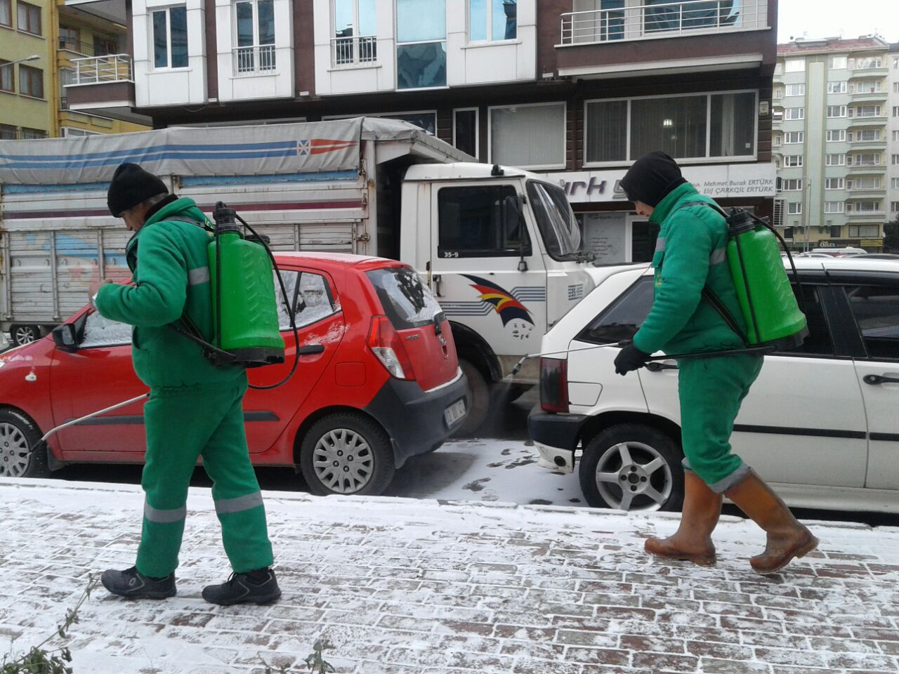 Belediye, kaldırımları kardan temizlemek için ekip kurdu