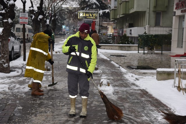 Belediye, sabaha kadar kar temizledi