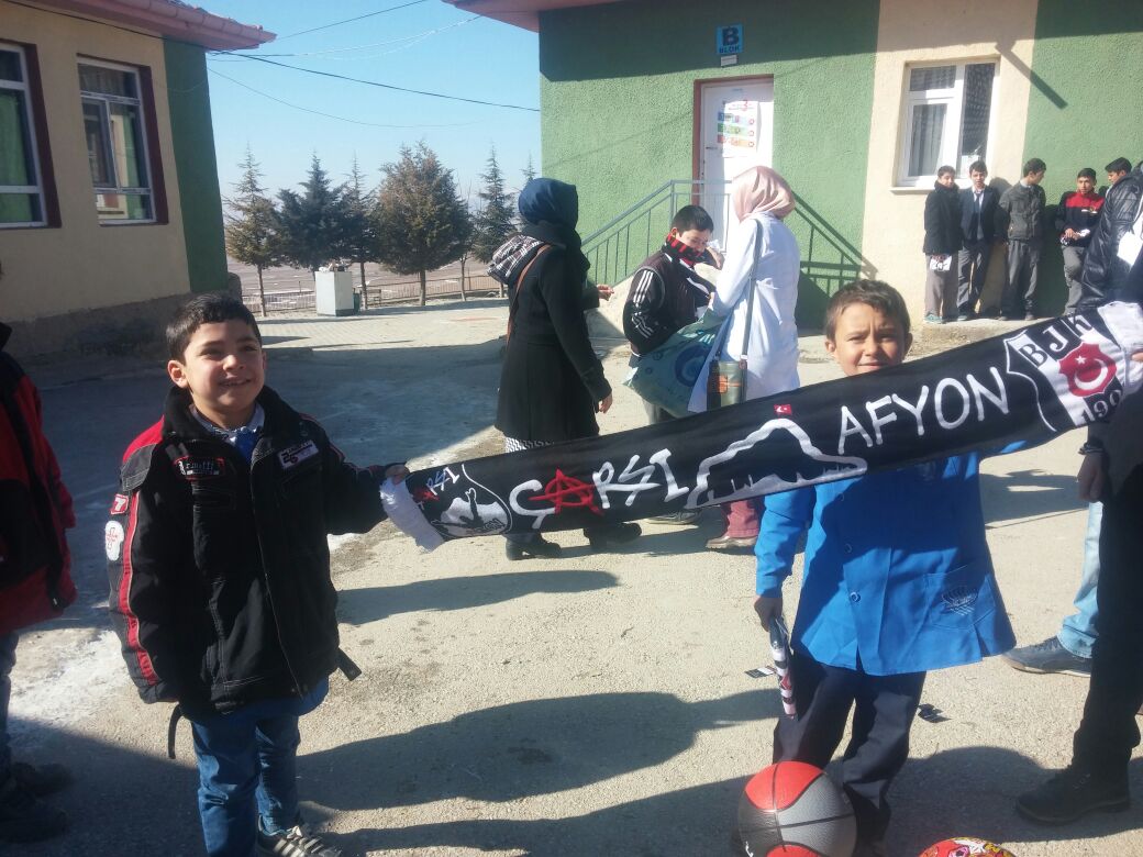 Beşiktaş Çarşı Afyon Grubu’ndan miniklere hediye