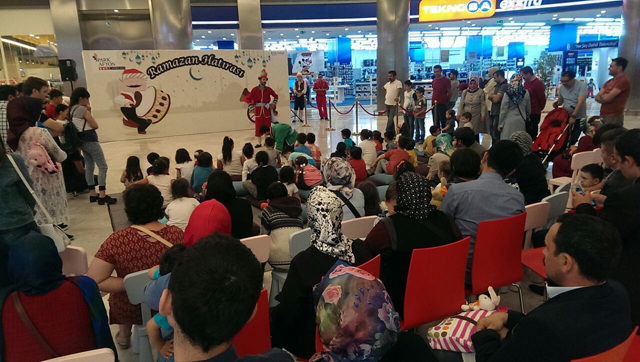 Bir AVM’deki ramazan eğlencesi büyük ilgi görüyor