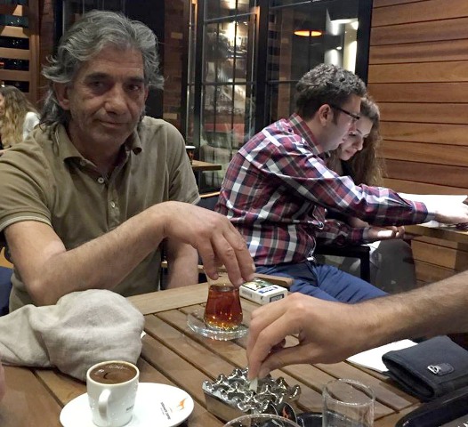 Bir çay içimlik miydi bize gelmen?