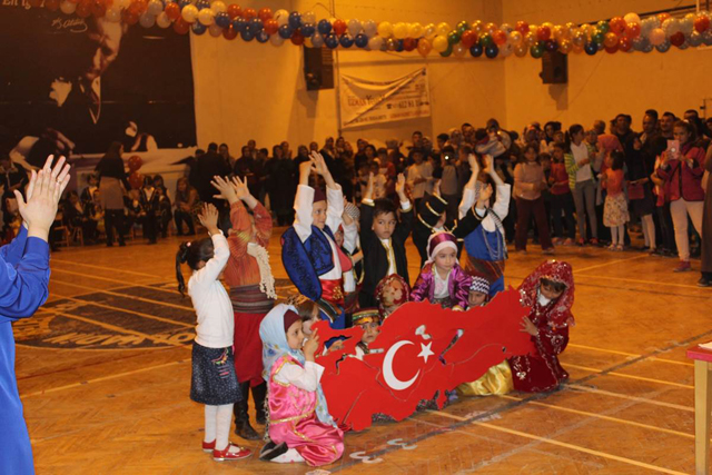 Bolvadin’de halk oyunları şenliği yapıldı