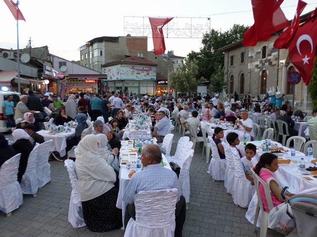 Bolvadin’de iftara yoğun katılım