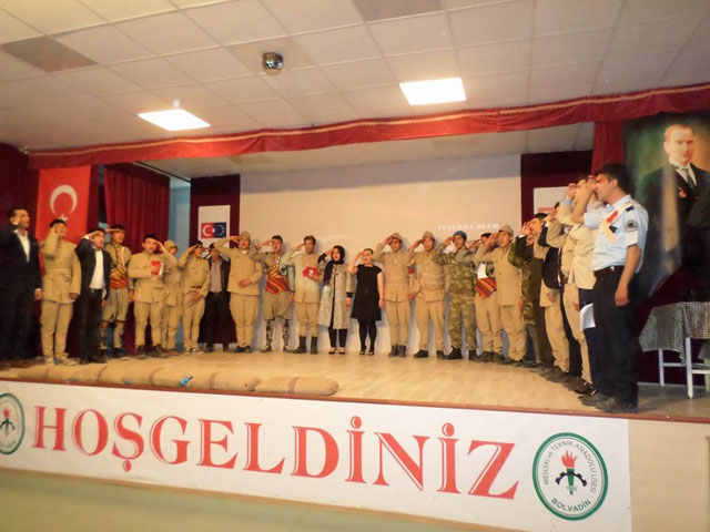 Bolvadin’de öğrencilerden şehitlere vefa