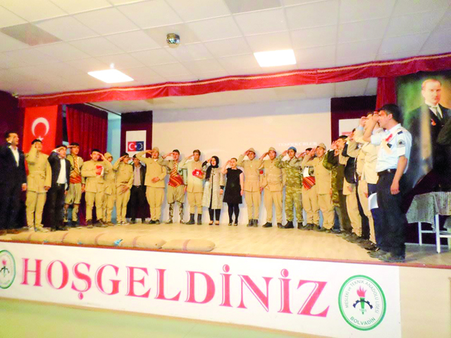 Bolvadin’de öğrencilerden şehitlere vefa