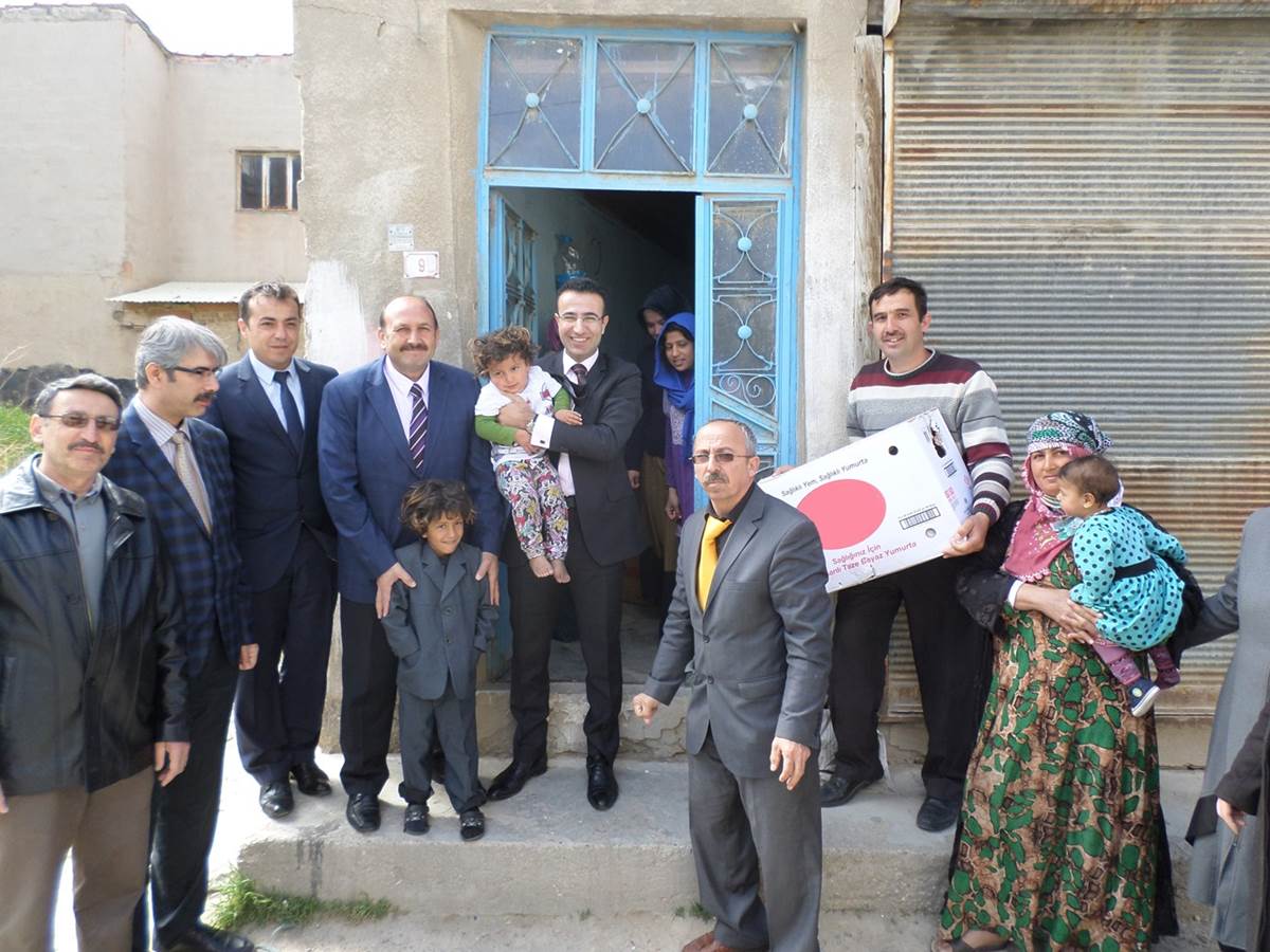 Bolvadin’deki sığınmacılara yardım malzemesi dağıtıldı