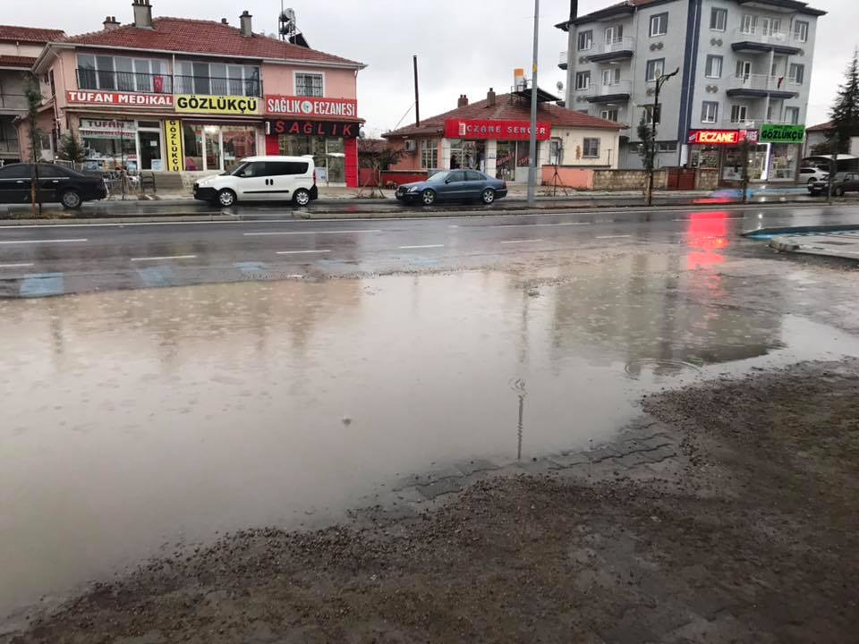 Bolvadin Devlet Hastanesi girişi hafif yağan yağmurda göle döndü