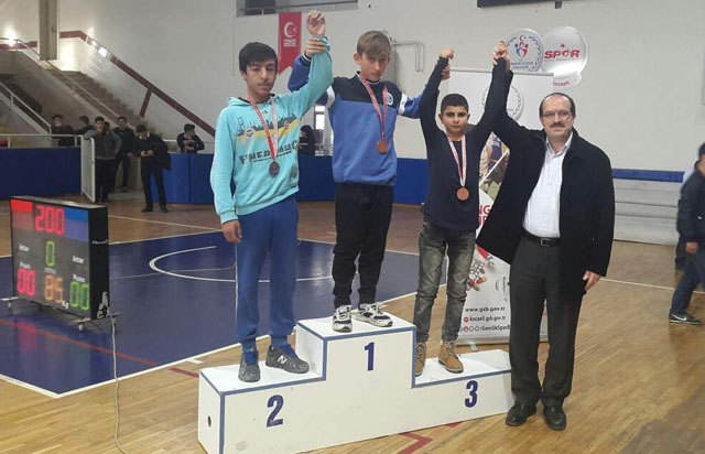 Büyükşehirli 10 güreşçi gruplara kaldı