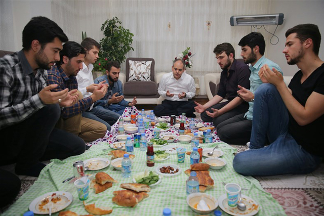 Çağatay Kılıç, iftarını öğrenci evinde açtı