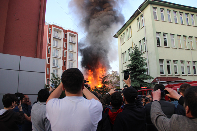 Çakmak iş yerini yaktı