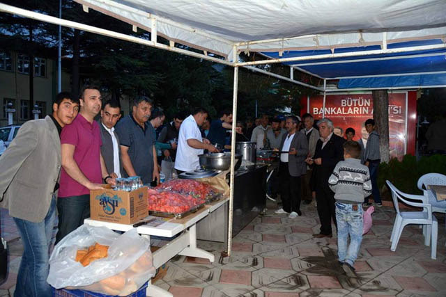 Çay Belediyesi’nin iftar çadırına yoğun ilgi