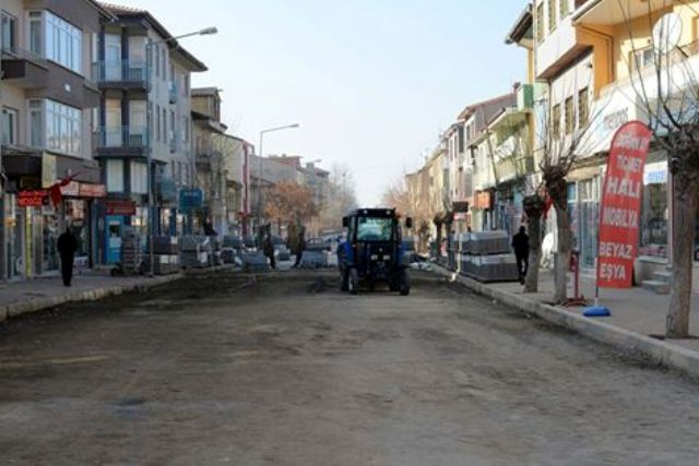 Çay’da doğalgaz borularının geçtiği yollar tamir ediliyor