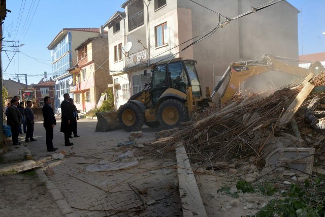 Çay’da Eski Evlerin Yıkımına Başlandı