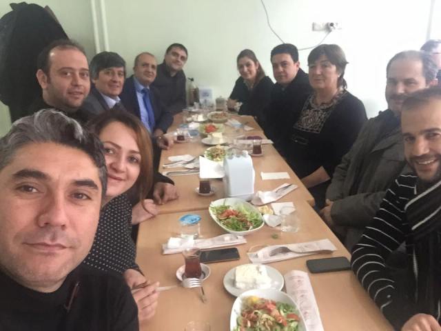 Çay'daki avukatlar yemekte
