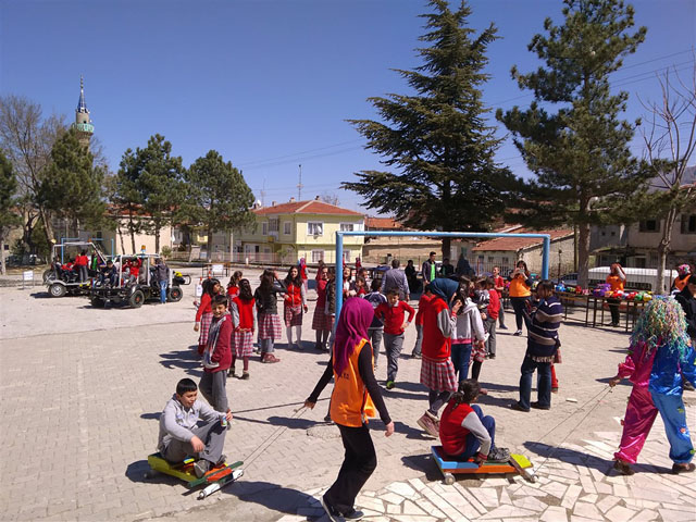 Çay Karacaören’de ‘Haydi gelecek resimleyin bizi’ etkinliği