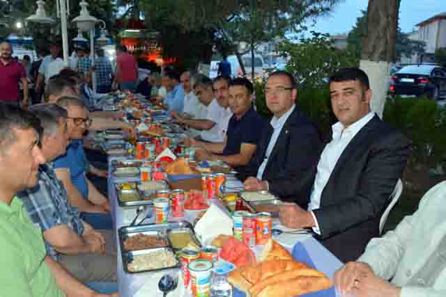 Çay protokolü orucunu iftar çadırında açtı
