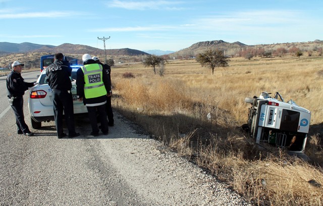 Cenaze aracı şarampole yuvarlandı: 1 ölü, 1 yaralı