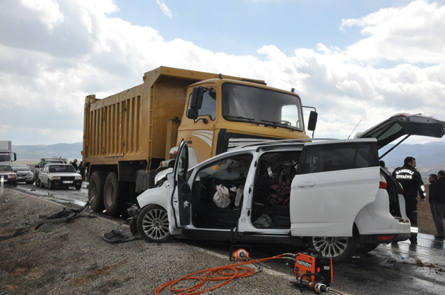 Cenaze getirirken, kamyon çarptı: 1 ÖLÜ 2 YARALI