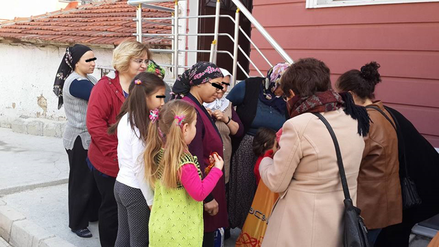 CHP’li kadınlar yoksullara giysi yardımında bulundu