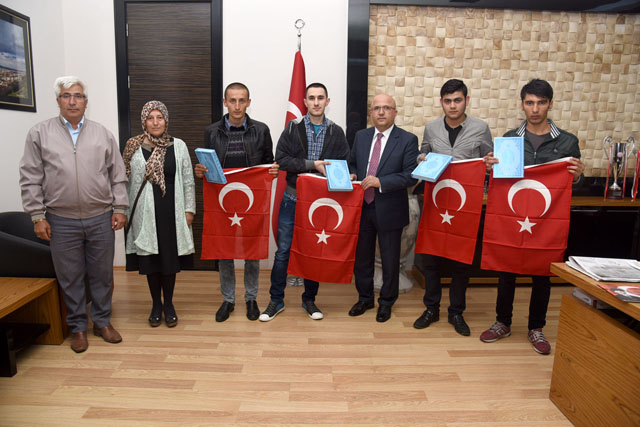 Çoban, kınalı kuzulara Kur’an-ı Kerim ve Türk Bayrağı hediye etti