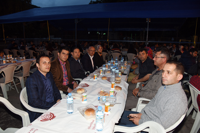 Çoban, orucunu iftar çadırında açtı