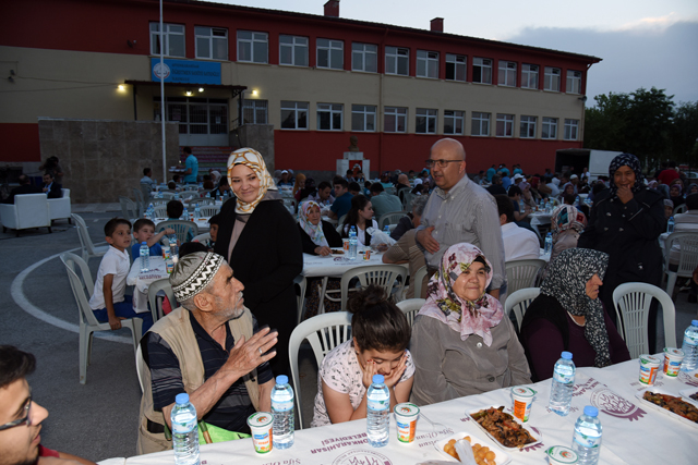  Çoban, orucunu Yenice Mahallesi sakinleriyle açtı