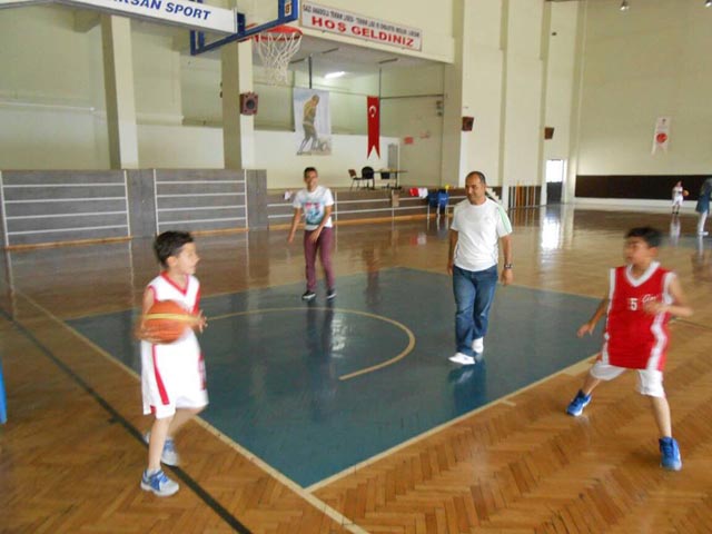 Çocuklar aileleri ile birlikte spor yaptılar
