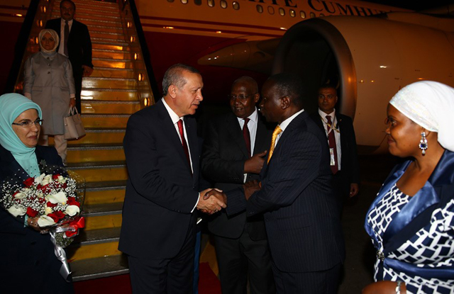 Cumhurbaşkanı Erdoğan, Uganda’da top atışlarıyla karşılandı