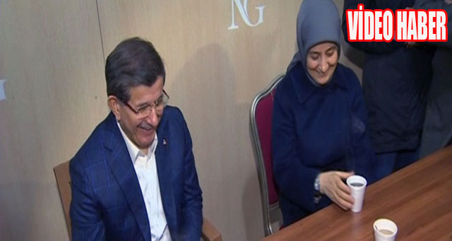 Davutoğlu çifti basın çadırına misafir oldu