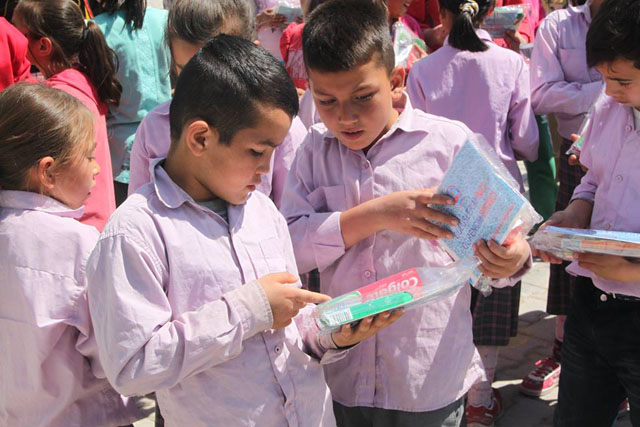 Dazkırı’da öğrencilere diş seti dağıtıldı