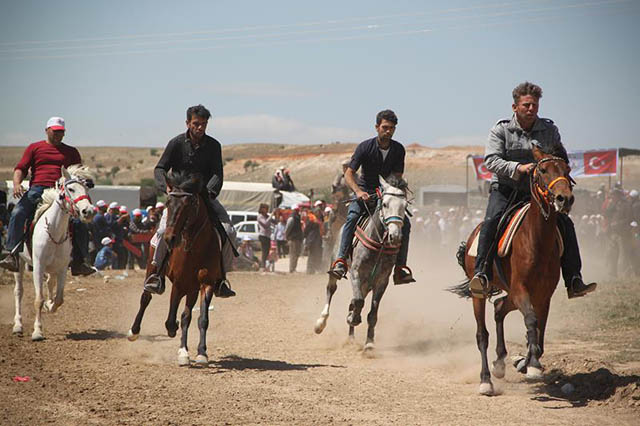 Dazkırı’da rahvan at yarışları yapıldı