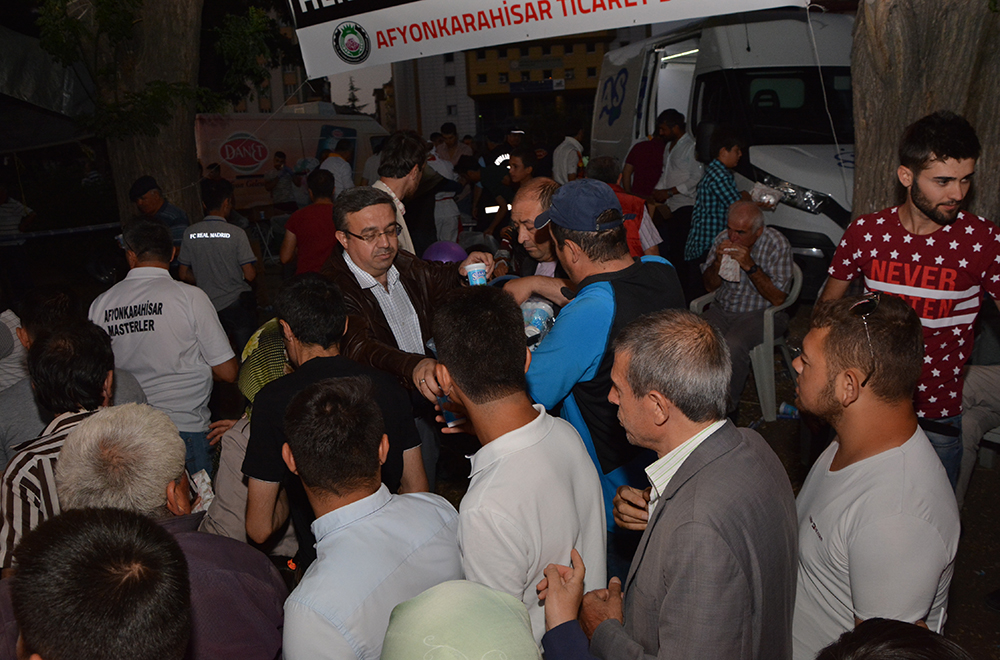 Demokrasi nöbeti coşkuyla sürüyor