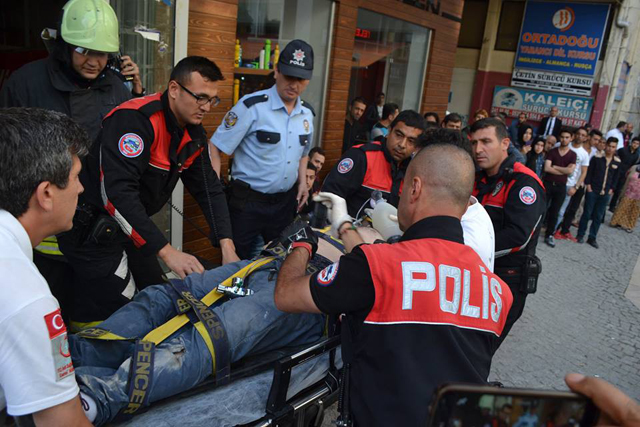 Denizli’de asansöre sıkışan İranlı işçi öldü