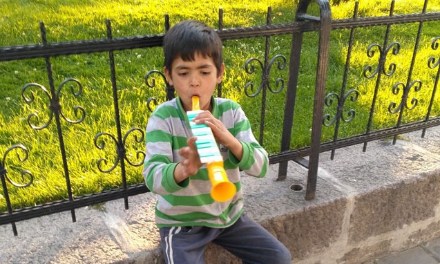 Dilenmek yerine sokak müzisyenliği yapıyor