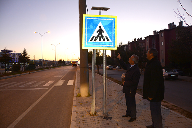 Dinar’a güneş enerjili trafik levhası