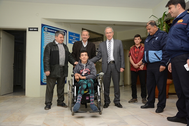 Dinar Belediyesi, engelliye araç verildi