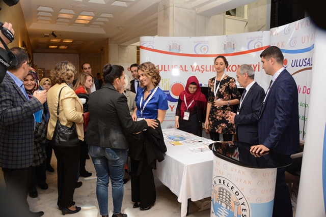 Dinar Belediyesi’nin Yaşlı Dostu Kentler Sempozyumu’nda açtığı standa büyük ilgi