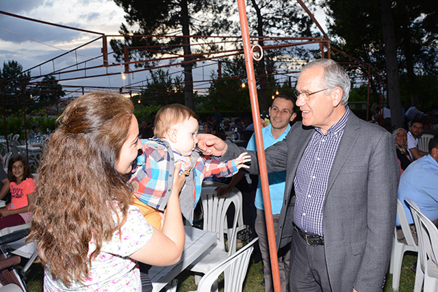 Dinar Belediyesi personeline iftar yemeği verdi