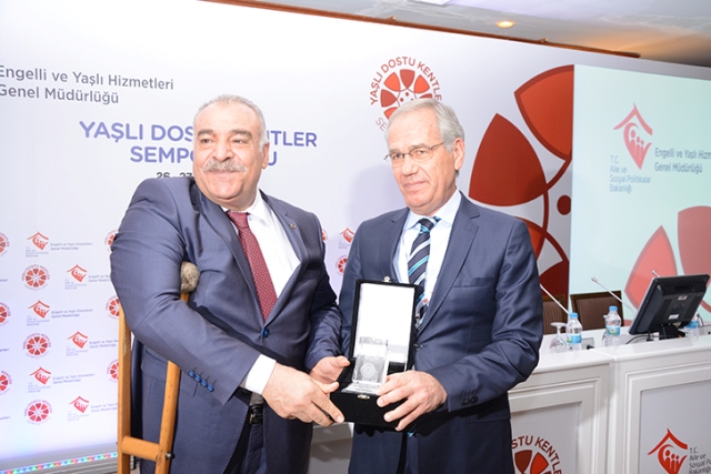 Dinar Belediyesine Yaşlı Dostu Kent Teşvik Ödülü