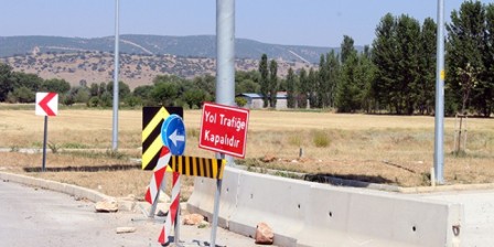 Dinar-Çivril yolu trafiğe neden açılamıyor?