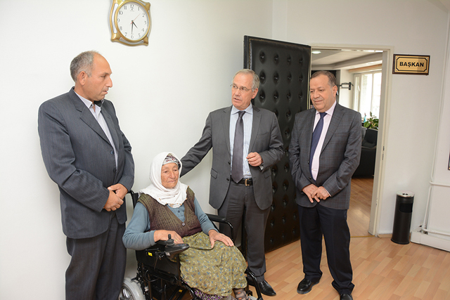 Dinar’da bir vatandaş daha akülü araç sahibi oldu