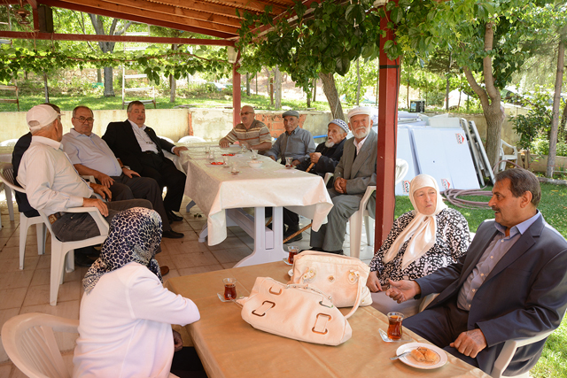 Dinar’da Huzurevi’ne bayram ziyareti