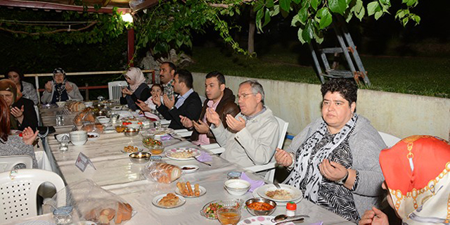 Dinar’da ilk iftar Buhurcular Huzur Evinde verildi