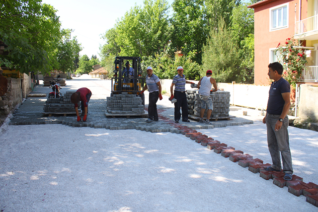 Dinar’da kilitli parke taşı döşeme çalışmaları sürüyor